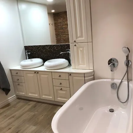 With Sauna Over Two Floors * كلابيدا